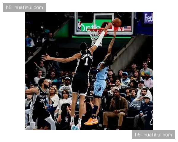 文班亚马半场送出4记封盖,马刺防守体系压制活塞进攻