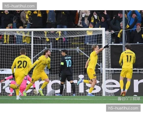 美联社特写：国际米兰北看台死忠球迷在梅阿查外悬挂巨幅TIFO，致敬俱乐部117周年诞辰