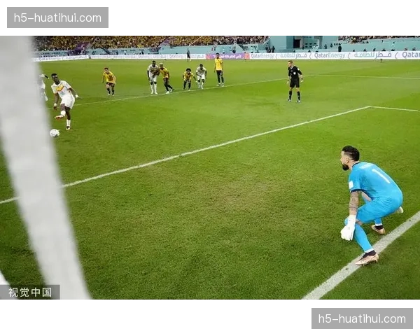 从高清战术镜头看,马赛的制胜球源于对手中卫一次盯人交接失误 从高清战术镜头看,马赛的制胜球源于对手中卫一次盯人交接失误