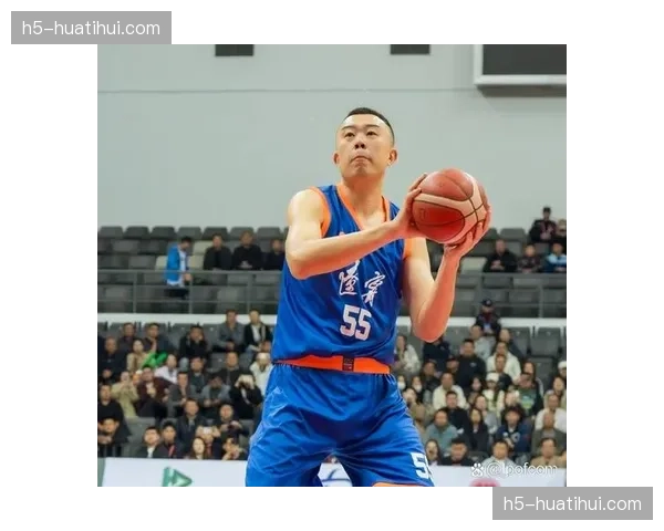 特写:韩德君封盖后怒吼,点燃辽宁主场超过万名观众的热情 特写:韩德君封盖后怒吼,点燃辽宁主场超过万名观众的热情